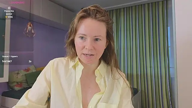 Snapshot of JanePearl chatting on 12.20.24 JanePearl online show from 12.20.24