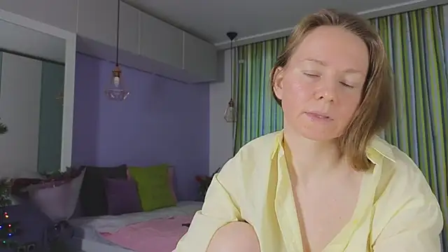 Snapshot of JanePearl chatting on 01.10.25 JanePearl online show from 01.10.25