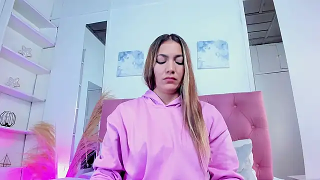 Mia Malkovaa  online show from 02.18.25