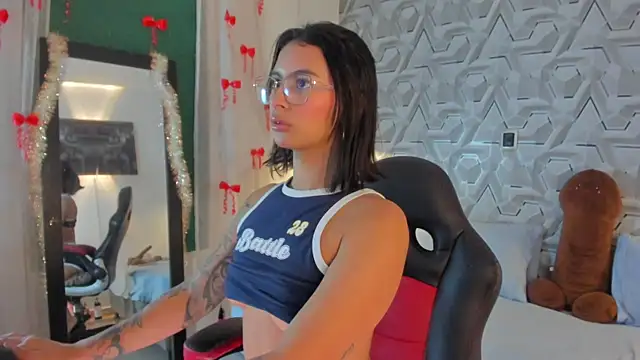 Sophiee Hill online show from 04.30.26