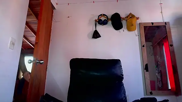 Snapshot of calioppe01 chatting on 06.18.26 calioppe01 online show from 06.18.26