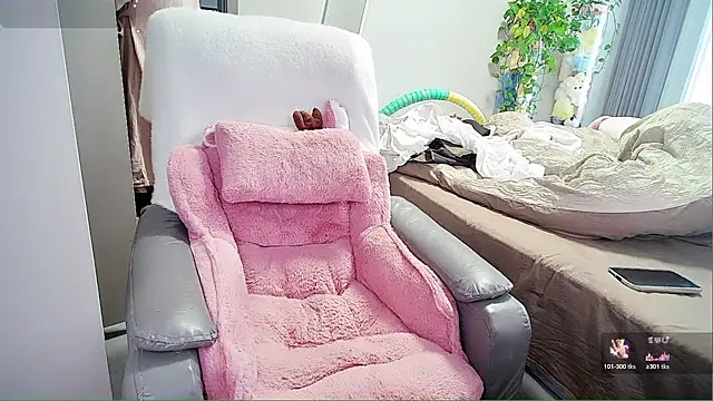 Snapshot of Xiaoyu-G chatting on 11.01.25 Xiaoyu-G online show from 11.01.25