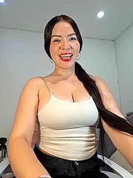 Snapshot of Anal_Luucia chatting on 06.19.26 Anal Luucia online show from 06.19.26