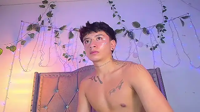 Snapshot of daimond_01 chatting on 02.14.25 daimond 01 online show from 02.14.25