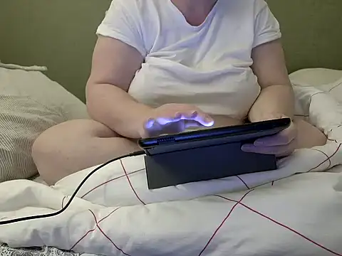 Snapshot of MarthaBriest chatting on 10.27.25 MarthaBriest online show from 10.27.25