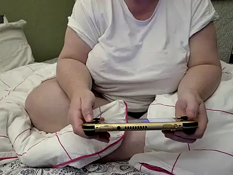 Snapshot of MarthaBriest chatting on 11.02.25 MarthaBriest online show from 11.02.25