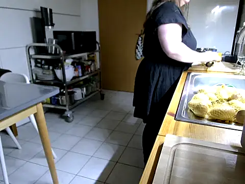 Snapshot of MarthaBriest chatting on 11.27.25 MarthaBriest online show from 11.27.25