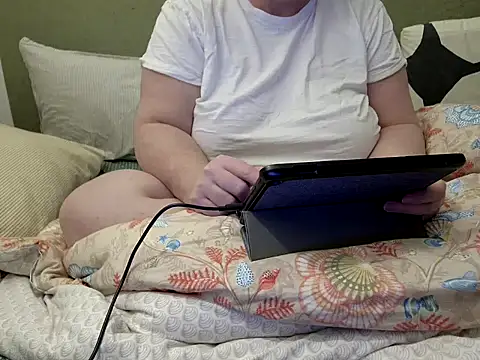 Snapshot of MarthaBriest chatting on 12.22.25 MarthaBriest online show from 12.22.25