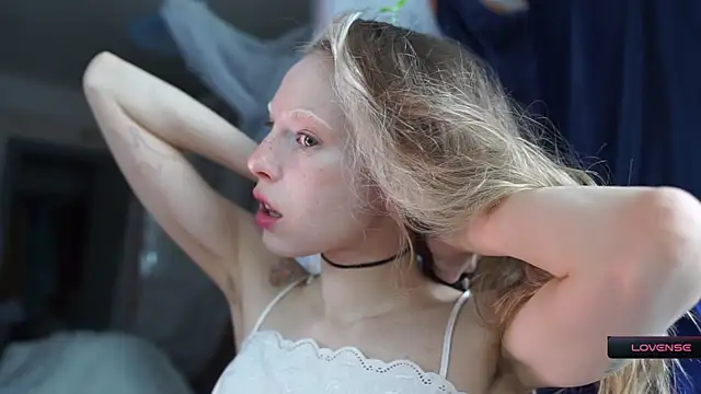 Snapshot of _Phantom_thread_ chatting on 03.04.26 Phantom thread online show from 03.04.26