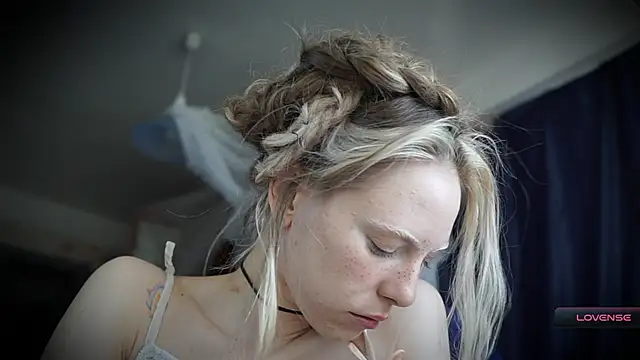 Snapshot of _Phantom_thread_ chatting on 03.15.26 Phantom thread online show from 03.15.26