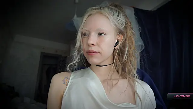 Snapshot of _Phantom_thread_ chatting on 03.17.26 Phantom thread online show from 03.17.26