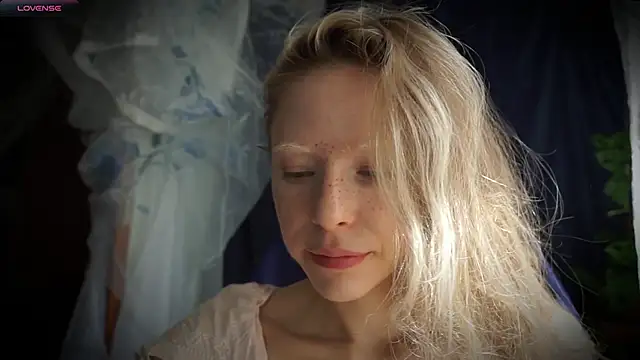Snapshot of _Phantom_thread_ chatting on 05.24.26 Phantom thread online show from 05.24.26
