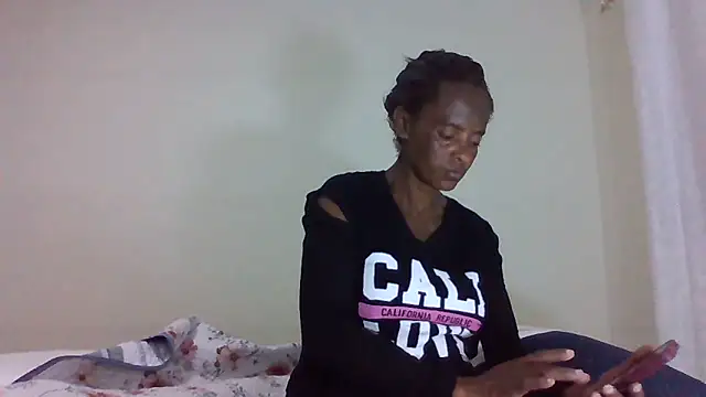 Snapshot of sweets_80 chatting on 06.18.26 sweets 80 online show from 06.18.26