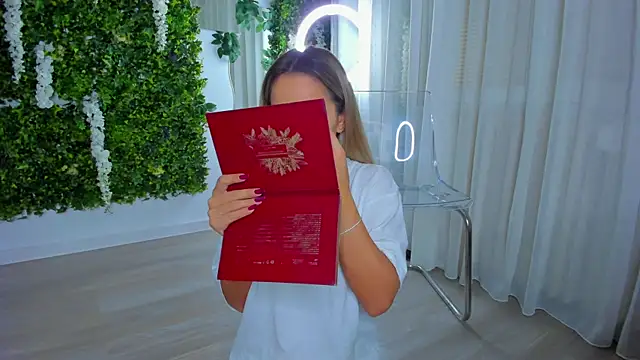 Snapshot of VivienCarter chatting on 10.25.25 VivienCarter online show from 10.25.25