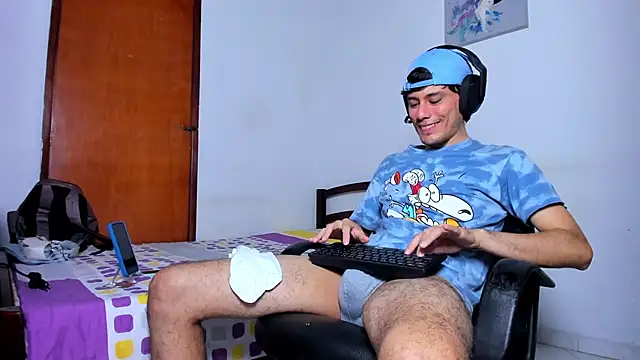 Snapshot of Huge_latin_cock chatting on 12.22.24 Huge latin cock online show from 12.22.24