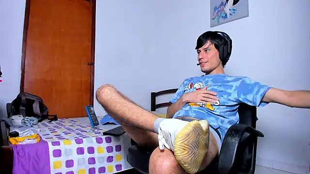 Snapshot of Huge_latin_cock chatting on 12.23.24 Huge latin cock online show from 12.23.24