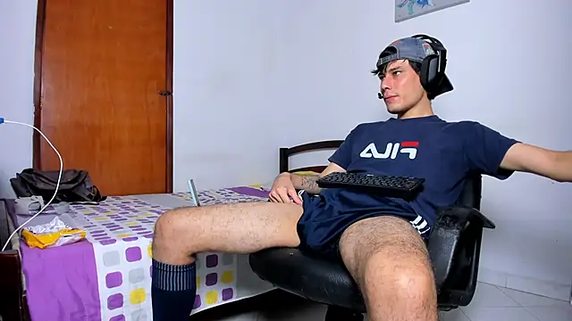 Snapshot of Huge_latin_cock chatting on 12.27.24 Huge latin cock online show from 12.27.24
