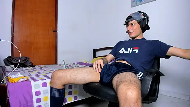 Snapshot of Huge_latin_cock chatting on 12.27.24 Huge latin cock online show from 12.27.24