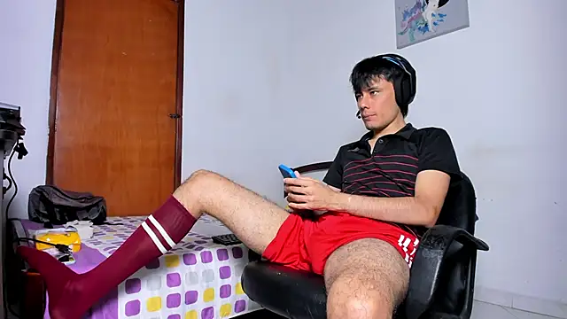Snapshot of Huge_latin_cock chatting on 01.27.25 Huge latin cock online show from 01.27.25