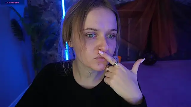 Snapshot of MaribelRiverr_ chatting on 10.28.25 MaribelRiverr online show from 10.28.25