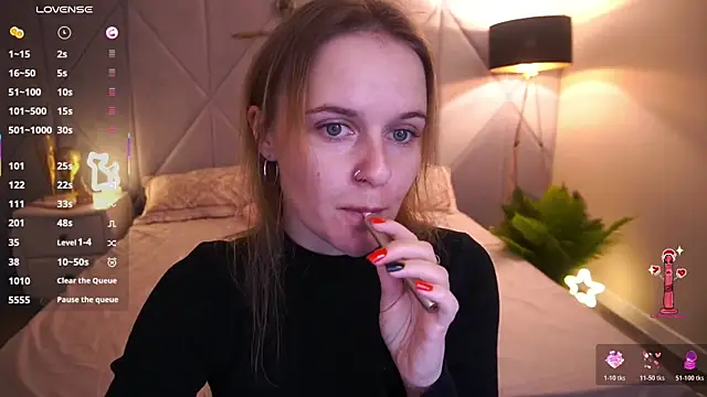 Snapshot of MaribelRiverr_ chatting on 11.10.25 MaribelRiverr online show from 11.10.25