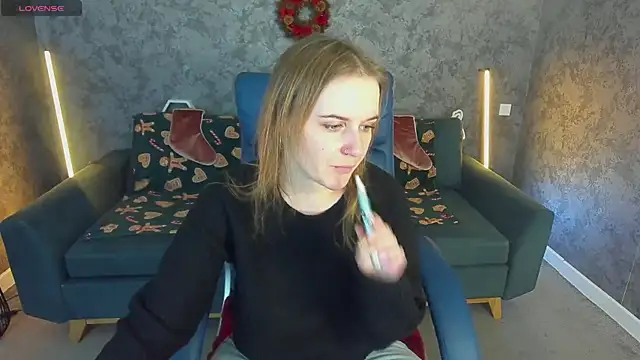 Snapshot of MaribelRiverr_ chatting on 12.23.25 MaribelRiverr online show from 12.23.25