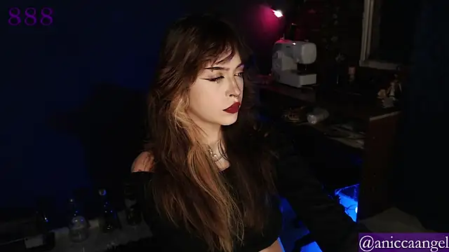 Snapshot of thecoven chatting on 11.05.25 thecoven online show from 11.05.25