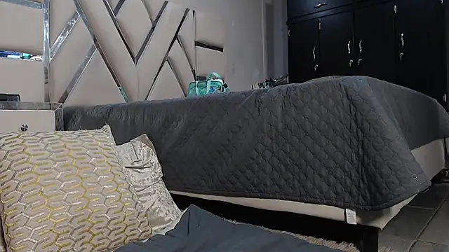 Luna Florez online show from 02.22.25