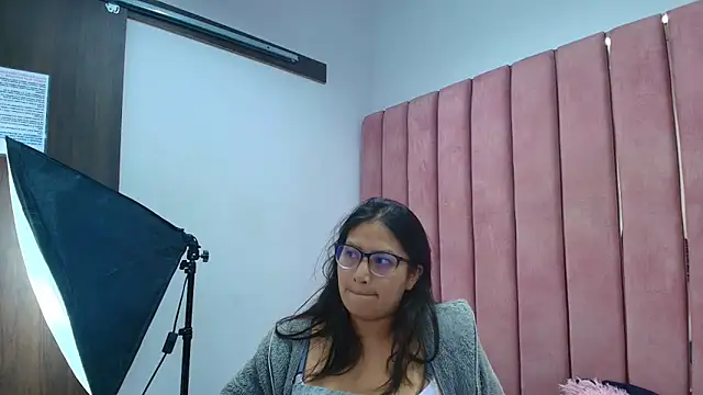 Miaa Smiith  online show from 12.23.25