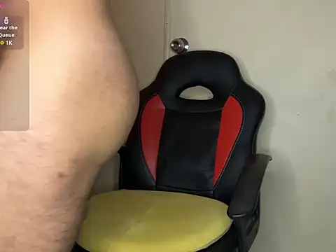 Snapshot of thish0rny chatting on 11.28.25 thish0rny online show from 11.28.25