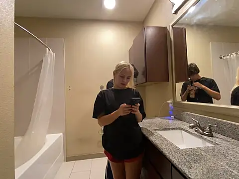 Snapshot of girlfriendmissy chatting on 12.22.24 girlfriendmissy online show from 12.22.24