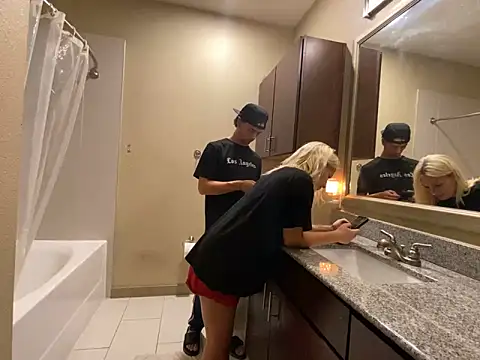 Snapshot of girlfriendmissy chatting on 12.29.24 girlfriendmissy online show from 12.29.24