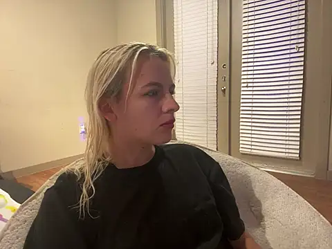 Snapshot of girlfriendmissy chatting on 02.26.25 girlfriendmissy online show from 02.26.25