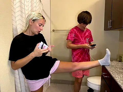 Snapshot of girlfriendmissy chatting on 09.12.25 girlfriendmissy online show from 09.12.25