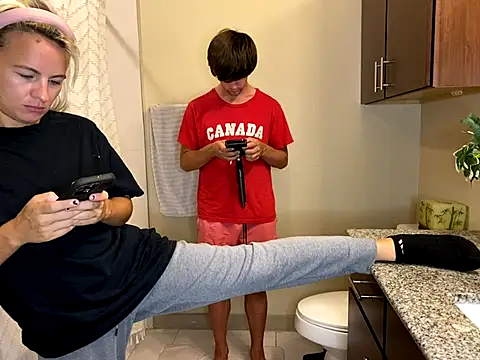 Snapshot of girlfriendmissy chatting on 09.24.25 girlfriendmissy online show from 09.24.25