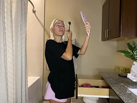 Snapshot of girlfriendmissy chatting on 09.26.25 girlfriendmissy online show from 09.26.25