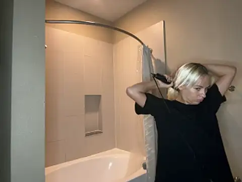 Snapshot of girlfriendmissy chatting on 11.10.25 girlfriendmissy online show from 11.10.25