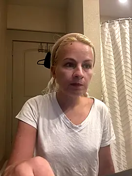 Snapshot of girlfriendmissy chatting on 11.17.25 girlfriendmissy online show from 11.17.25