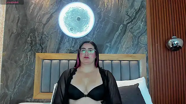 Snapshot of BellaPeers_ chatting on 10.21.25 BellaPeers online show from 10.21.25