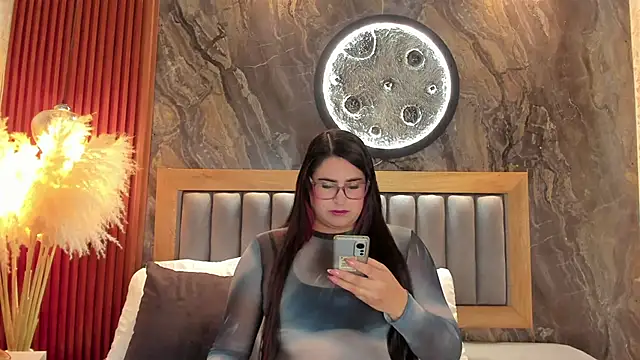 Snapshot of BellaPeers_ chatting on 11.18.25 BellaPeers online show from 11.18.25