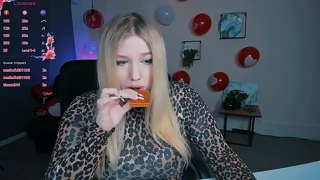 juli kisss online show from 02.15.25