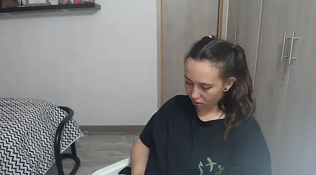 Snapshot of Skarlet_Adams28 chatting on 12.20.24 Skarlet Adams28 online show from 12.20.24