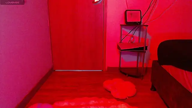 Snapshot of Skarlet_Adams28 chatting on 10.15.25 Skarlet Adams28 online show from 10.15.25