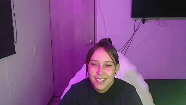 Snapshot of Skarlet_Adams28 chatting on 10.20.25 Skarlet Adams28 online show from 10.20.25