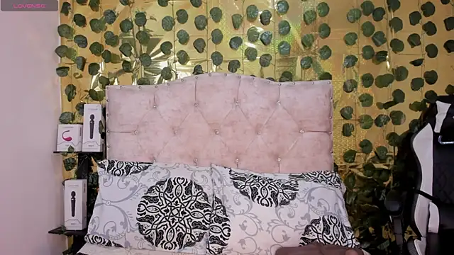 Snapshot of cristalconnorr chatting on 12.29.24 cristalconnorr online show from 12.29.24