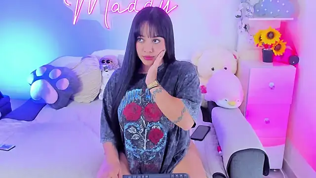 Snapshot of MaddyParisi chatting on 03.11.25 MaddyParisi online show from 03.11.25