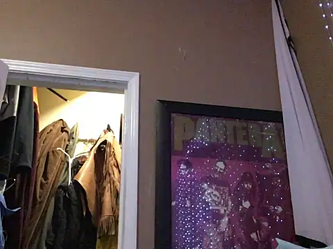 Snapshot of Highfrog1 chatting on 10.24.25 Highfrog1 online show from 10.24.25