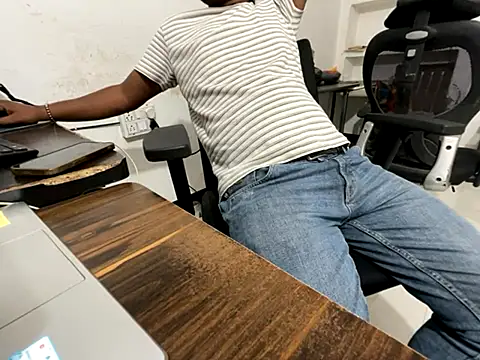 Snapshot of real_meet_girl_finding_in chatting on 10.23.25 real meet girl finding in online show from 10.23.25