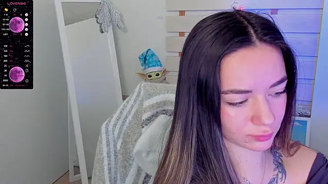 Snapshot of Bella_XO chatting on 12.13.24 Bella XO online show from 12.13.24