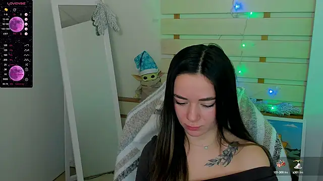 Snapshot of Bella_XO chatting on 12.13.24 Bella XO online show from 12.13.24